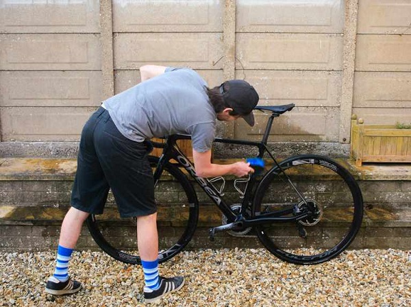 How to deep clean a road bike