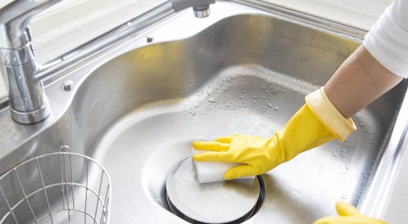 How to clean a stainless steel sink