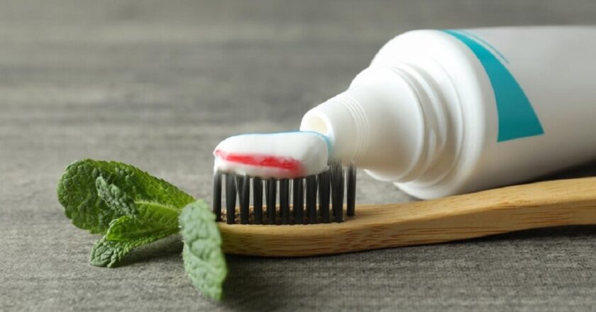 What’s the Buzz About Herbal Toothpaste Ingredients?