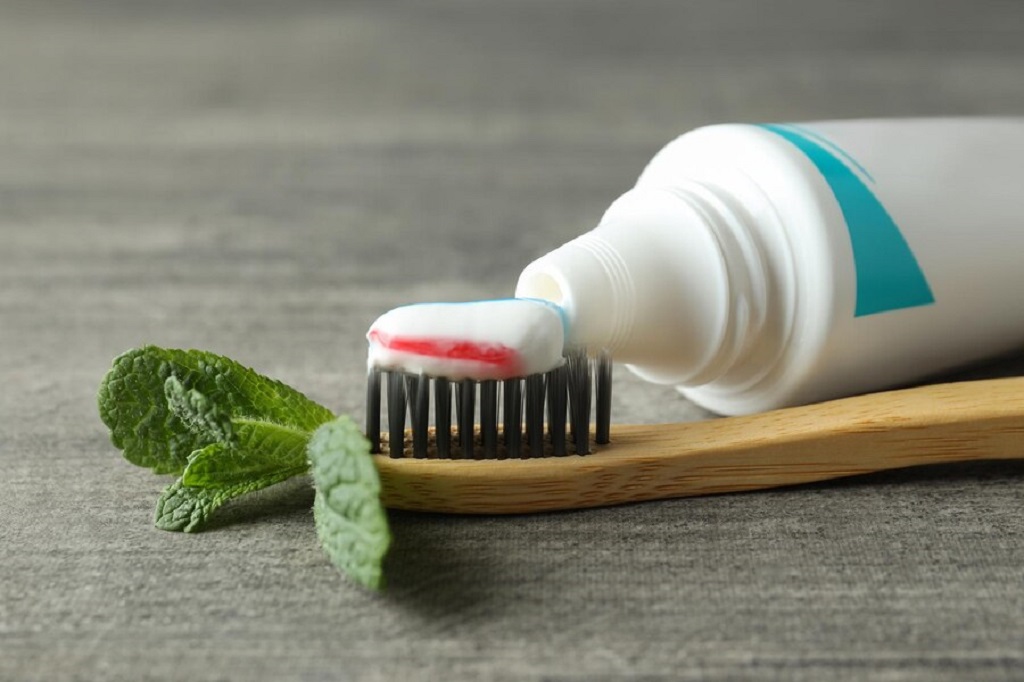 What's the Buzz About Herbal Toothpaste Ingredients
