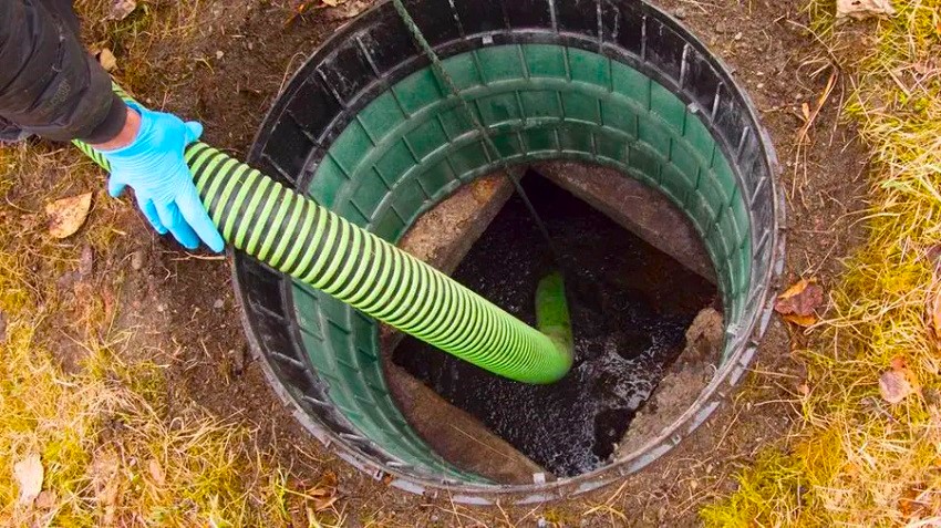 What are the advantages of septic tanks